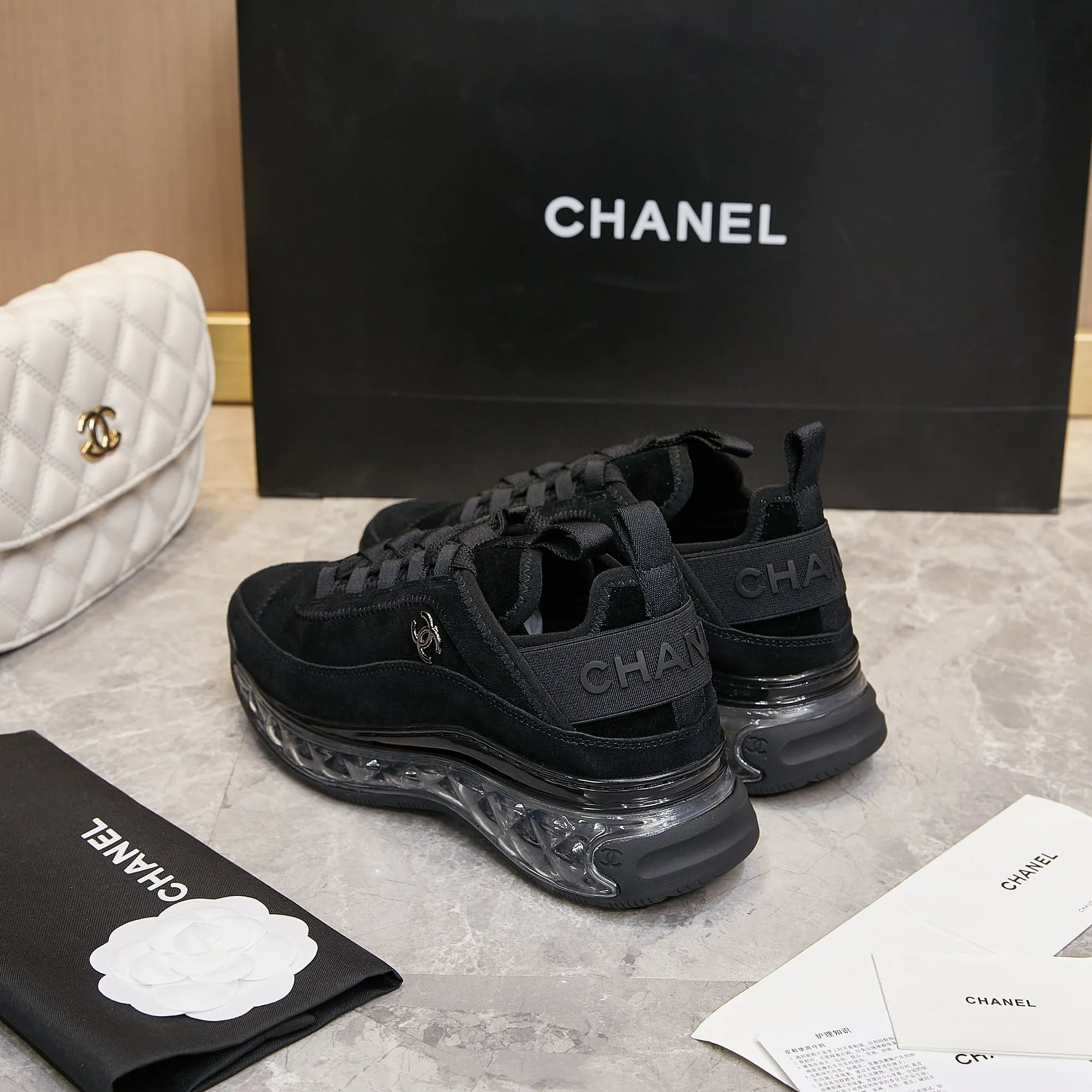 Men's men's shoes pP580! Chanel Chanel - 2024 counter top casual sneakers This classic design; the upper is made of various craftsmanship styles; the outsole is fashionable and sporty; the outsole is fashionable and sporty; the extraordinary inclusion of a variety of color matching elements... The diversified mix and match is very beautiful and versatile, casual, fashionable, sports and outdoor can be taken into account... ꫛꫀꪝ Go➫ Materials: ❶Upper made of: original imported cowhide ❷Inside made of: original imported breathable sheepskin ❸Outsole is based on: Original TPU air cushion outsole. Full set of boutique packaging for women 35–41 and men 39–45.